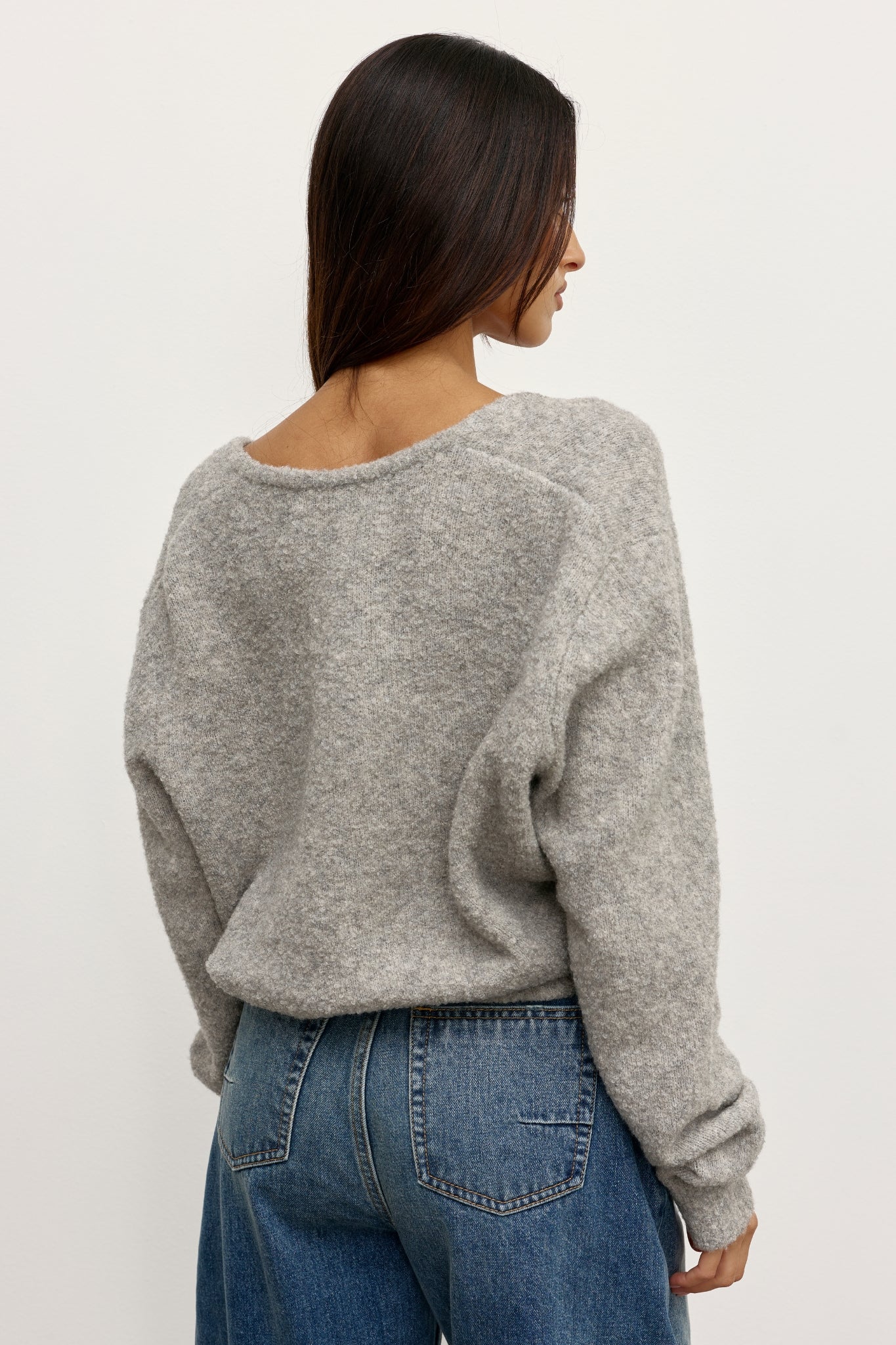 *PREORDER* SONIA V NECK - LIGHT GREY