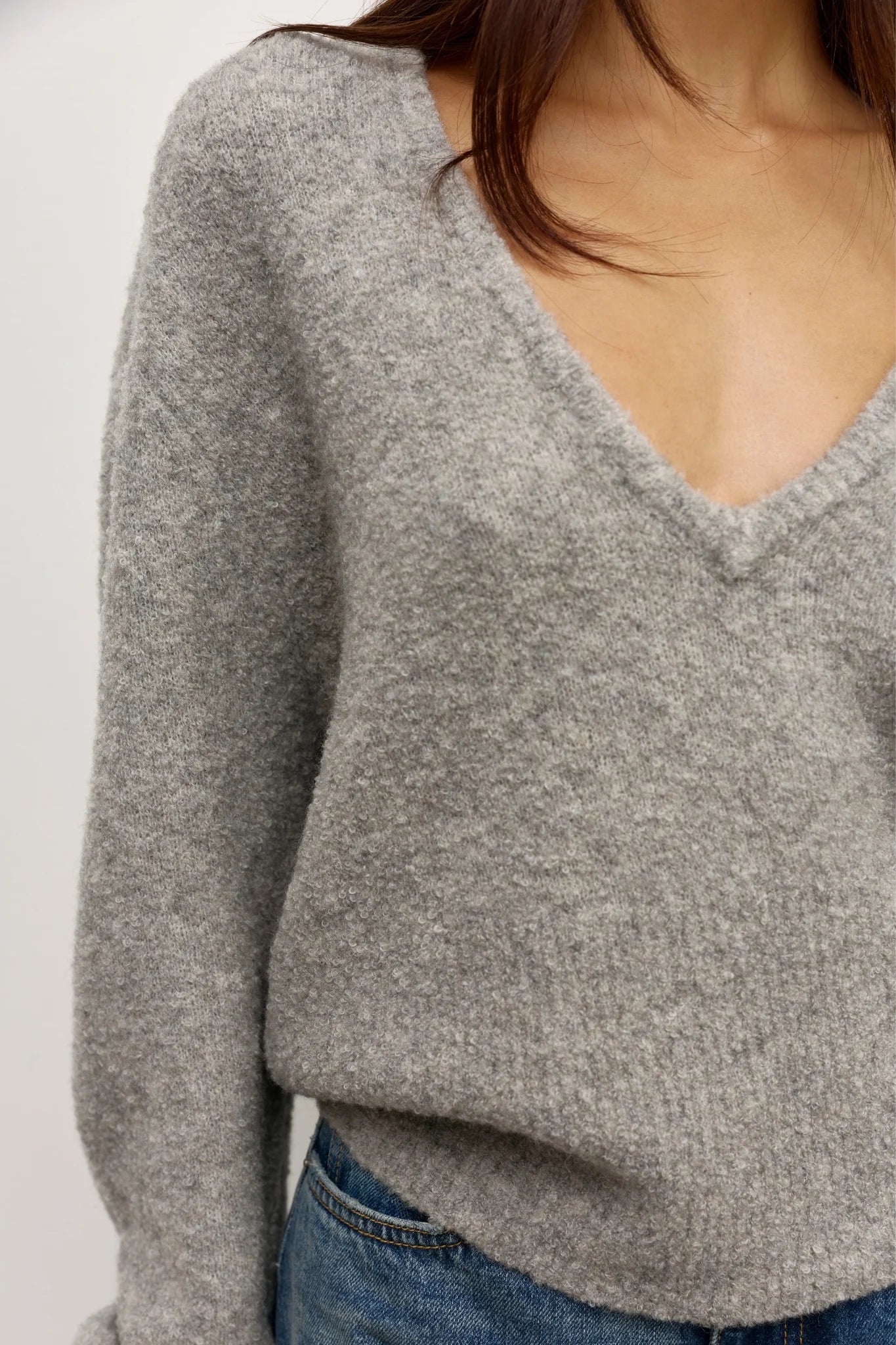 *PREORDER* SONIA V NECK - LIGHT GREY